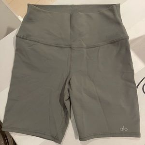 Alo 7” High-Waist Biker Short Grey